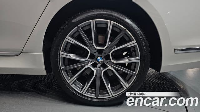 BMW 7 Series 2020 — Photo 13/37