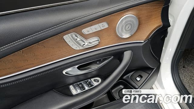 Mercedes-Benz E-Class 2020 — Фото 19/20