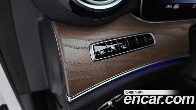 Mercedes-Benz E-Class 2020 — Фото 19/20