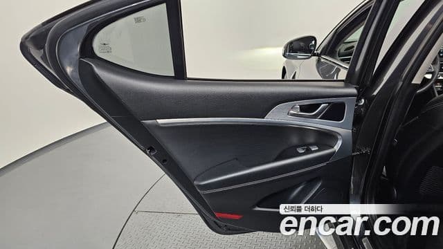 Genesis G70 2019 — Photo 19/37