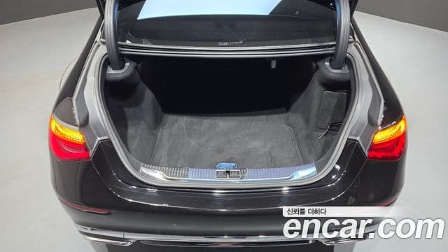 Mercedes-Benz S-Class 2022 — Photo 10/35