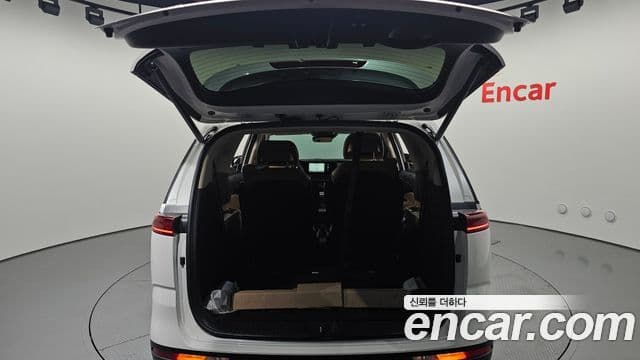 Kia Carnival 2022 — ფოტო 17/20