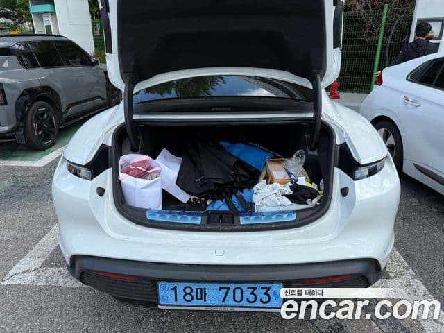 Porsche Taycan 2025 — Şəkil 10/20
