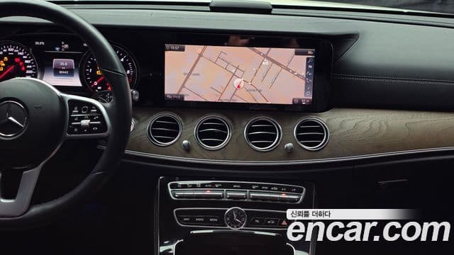 Mercedes-Benz E-Class 2019 — ფოტო 14/20