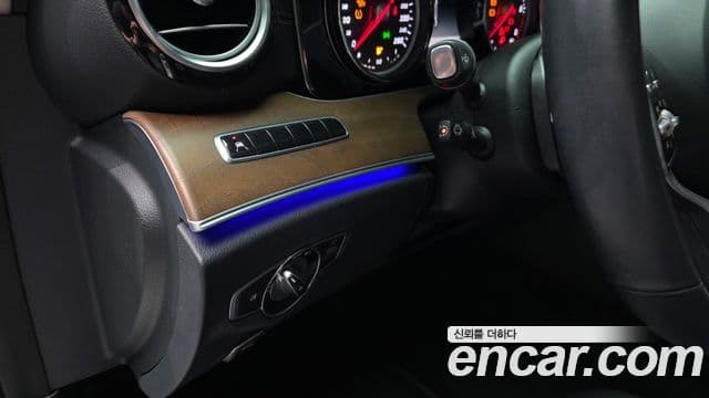 Mercedes-Benz E-Class 2019 — ფოტო 19/20