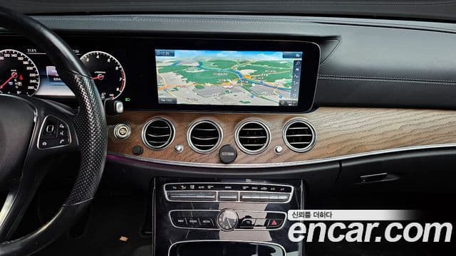 Mercedes-Benz E-Class 2018 — ფოტო 13/20
