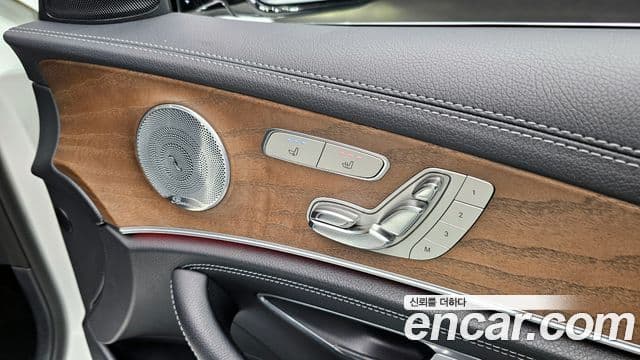 Mercedes-Benz E-Class 2018 — ფოტო 19/20