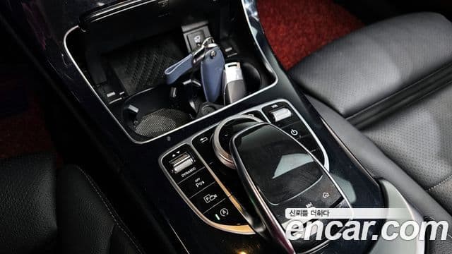 Mercedes-Benz C-Class 2020 — Photo 8/20