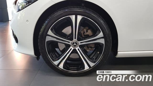 Mercedes-Benz C-Class 2023 — ფოტო 4/17