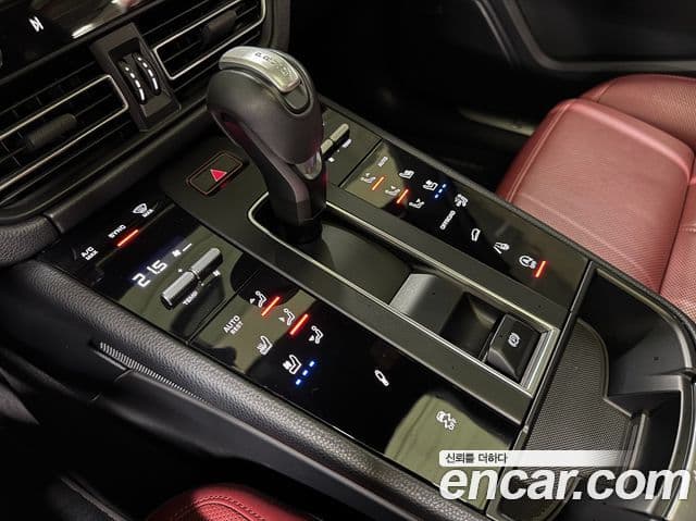 Porsche Macan 2023 — ფოტო 15/20