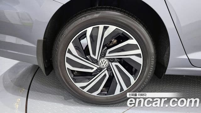 Volkswagen Jetta 2021 — ფოტო 4/20