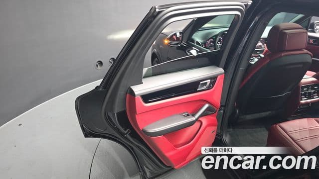 Porsche Cayenne 2020 — Photo 2/41
