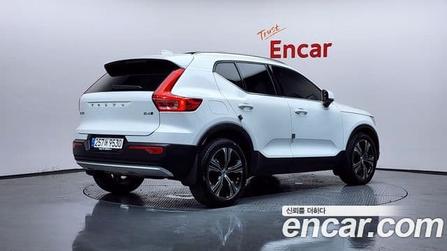 Volvo XC40 2022 — ფოტო 1/20