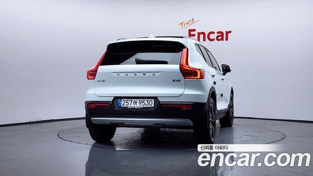 Volvo XC40 2022 — ფოტო 3/20