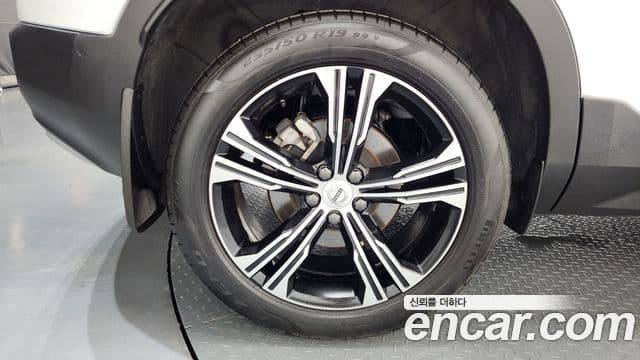 Volvo XC40 2022 — ფოტო 4/20