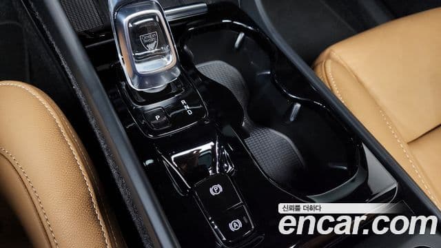 Volvo XC40 2022 — ფოტო 8/20