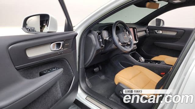 Volvo XC40 2022 — ფოტო 9/20