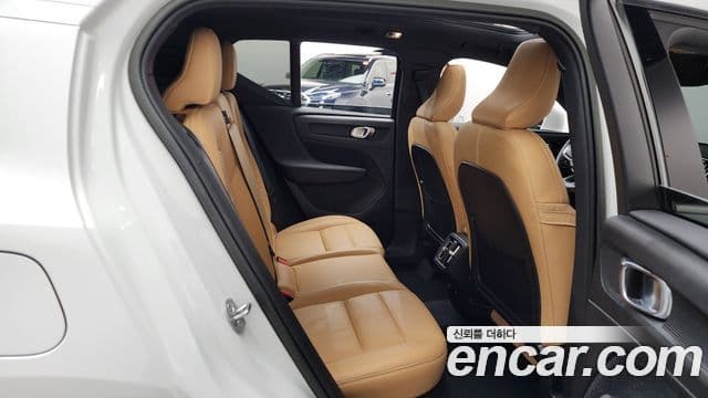 Volvo XC40 2022 — ფოტო 11/20