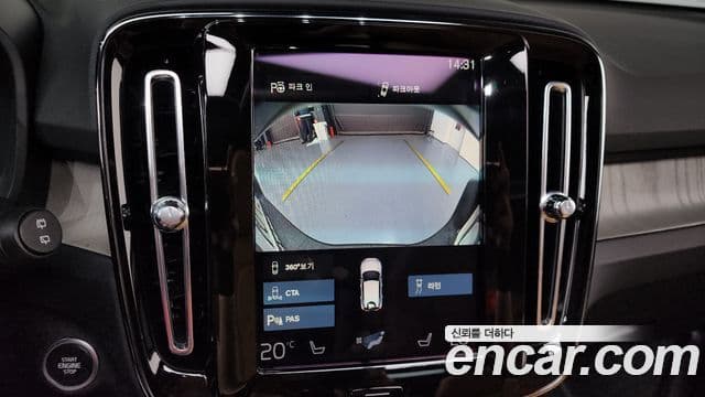 Volvo XC40 2022 — ფოტო 14/20