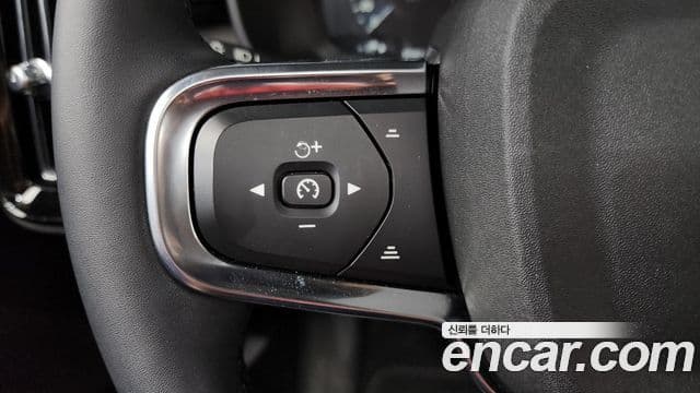 Volvo XC40 2022 — ფოტო 16/20