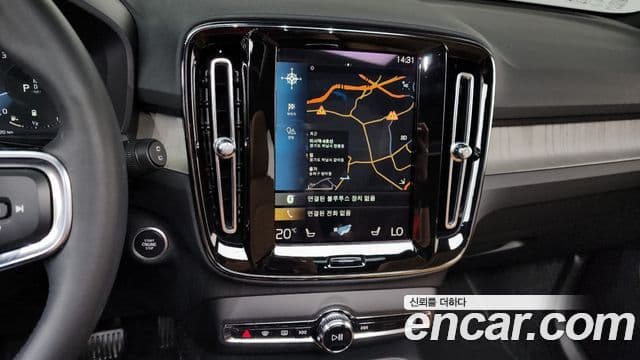 Volvo XC40 2022 — ფოტო 18/20
