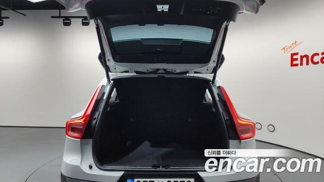 Volvo XC40 2022 — ფოტო 19/20