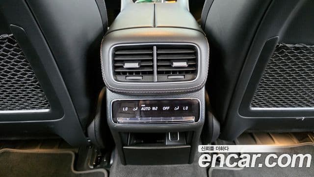 Mercedes-Benz GLE-Class 2021 — Photo 18/33