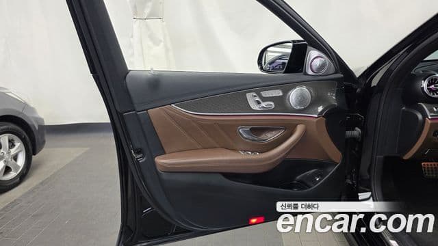 Mercedes-Benz E-Class 2019 — Photo 17/36