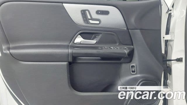 Mercedes-Benz GLB-Class 2021 — ფოტო 16/20