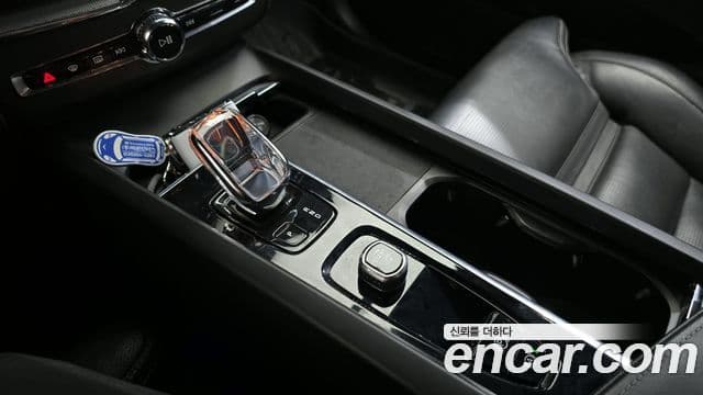 Volvo XC60 2022 — Şəkil 9/20