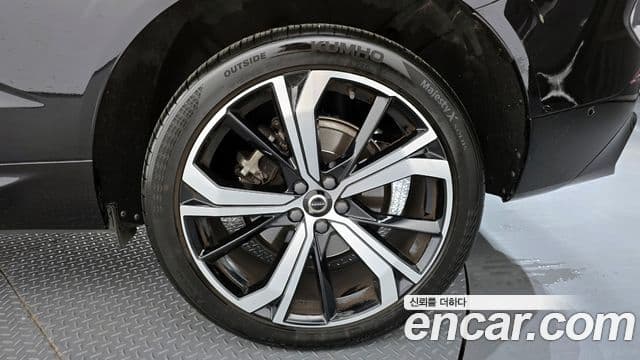 Volvo XC60 2022 — Şəkil 28/33