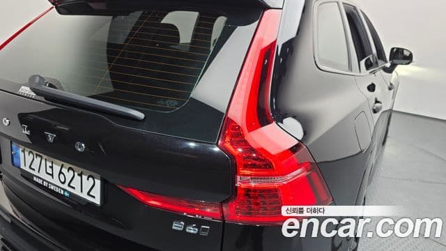 Volvo XC60 2022 — Şəkil 20/33