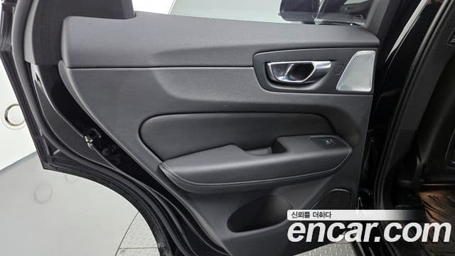 Volvo XC60 2022 — Şəkil 15/33