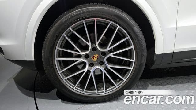 Porsche Cayenne 2020 — ფოტო 5/20