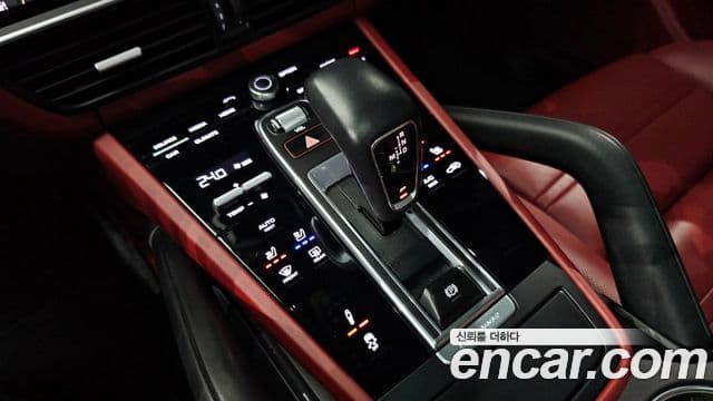 Porsche Cayenne 2020 — ფოტო 9/20