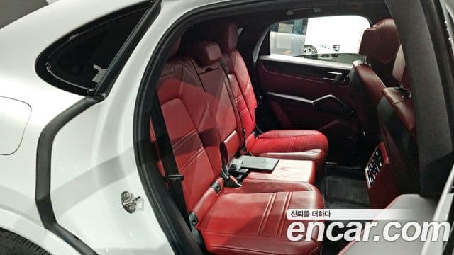 Porsche Cayenne 2020 — ფოტო 11/20