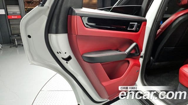Porsche Cayenne 2020 — Photo 35/35