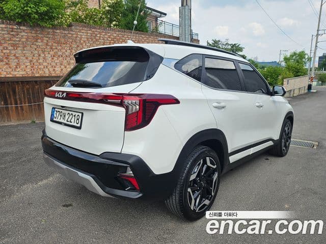 Kia Seltos 2023 — ფოტო 1/20