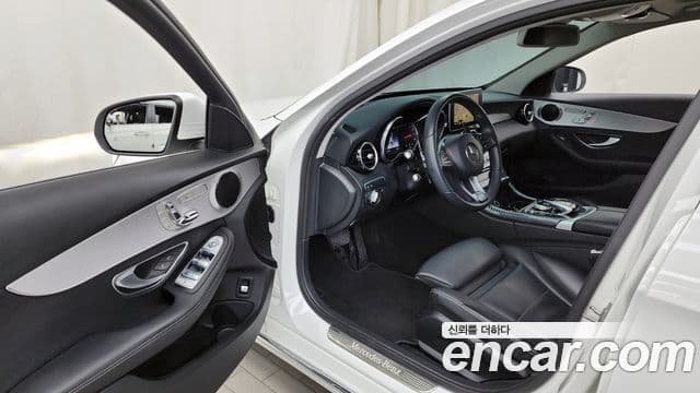 Mercedes-Benz C-Class 2018 — Şəkil 25/32