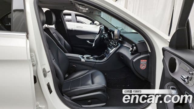Mercedes-Benz C-Class 2018 — Şəkil 29/32