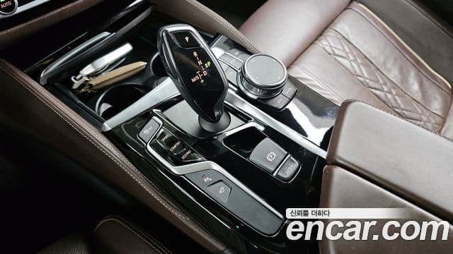 BMW 5 Series 2018 — Şəkil 8/20