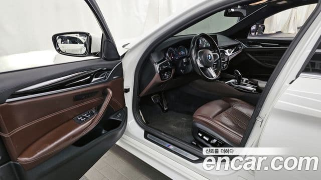 BMW 5 Series 2018 — ფოტო 9/20