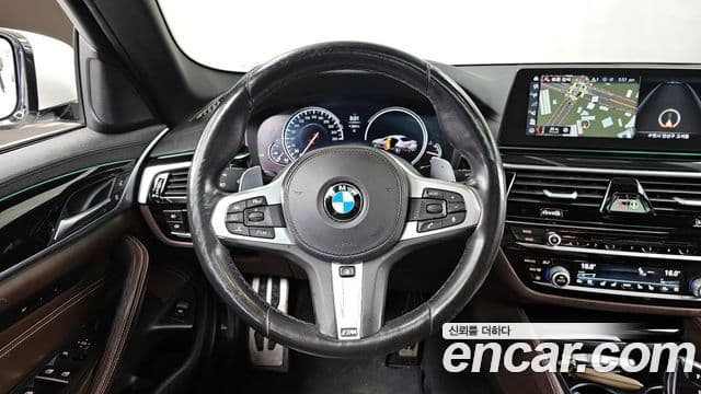 BMW 5 Series 2018 — ფოტო 13/20
