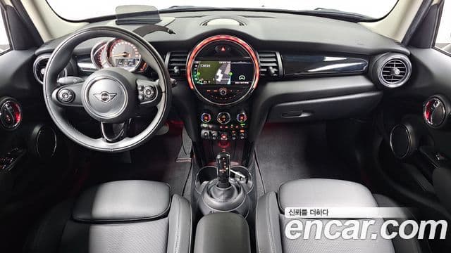Mini Cooper 2020 — ფოტო 16/31