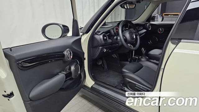Mini Cooper 2020 — ფოტო 13/31