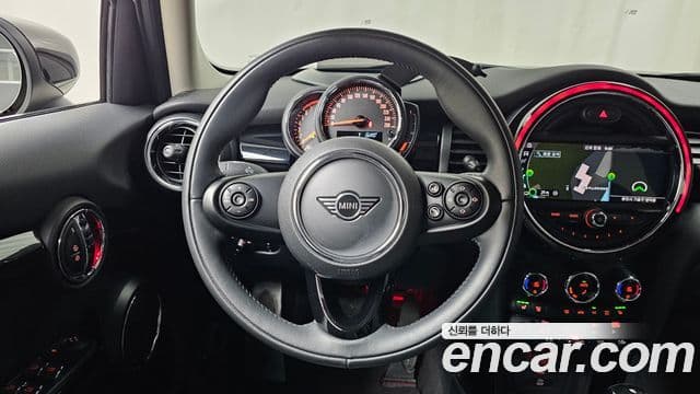 Mini Cooper 2020 — ფოტო 29/31