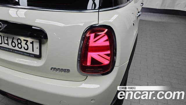 Mini Cooper 2020 — ფოტო 22/31