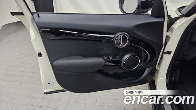Mini Cooper 2020 — ფოტო 26/31
