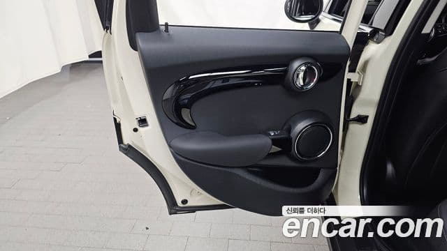 Mini Cooper 2020 — ფოტო 27/31