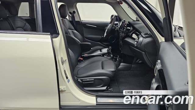 Mini Cooper 2020 — ფოტო 30/31